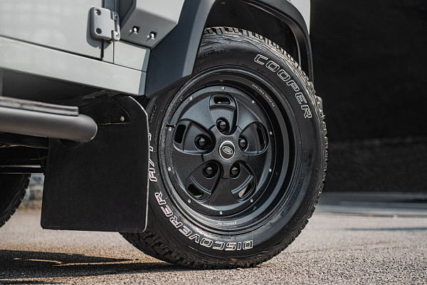 Фото дисков Kahn Rostyle Inspired RS Черный матовый на Land Rover Defender I