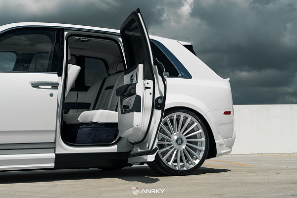 Фото дисков Anrky RF-282 Глянцевый лак на Rolls-Royce Cullinan