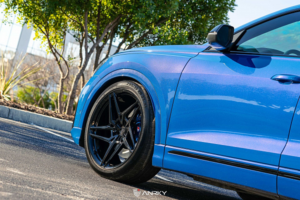 Фото дисков Anrky S1-X3 Черный глянец на Audi Q8
