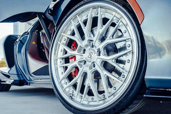 Фото дисков Strasse Wheels SV10M Deep Concave FS Глянцевый лак на McLaren 650S