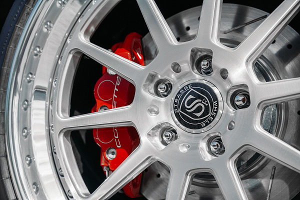 Фото дисков Strasse Wheels R10 Track Глянцевый лак на Chevrolet Corvette C6