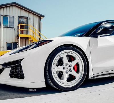 Фото дисков Strasse Wheels S5 Track на Chevrolet Corvette C8