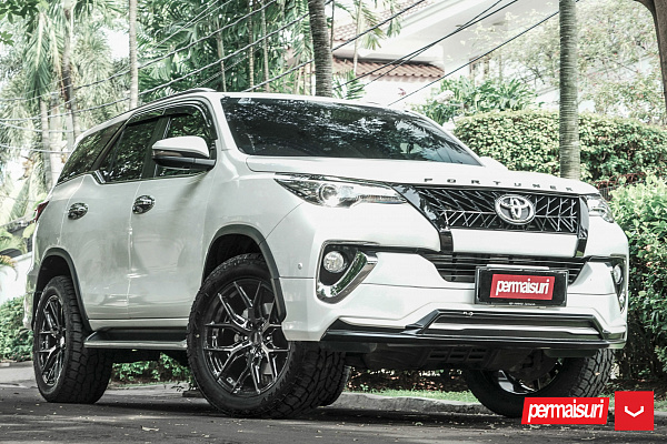 Фото дисков Vossen HF6-4 Черный глянец на Toyota Fortuner II
