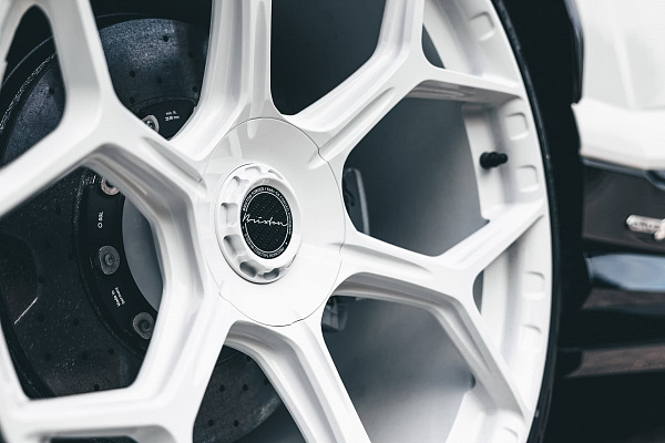 Фото дисков Brixton Forged MW03 Белый глянец на Lamborghini Urus