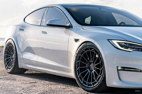 Фото дисков Strasse Wheels SV15FF Deep Concave Duoblock Черный глянец на Tesla Model S