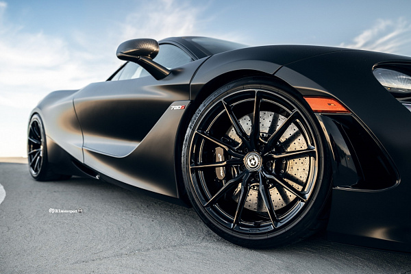 Фото дисков HRE P104SC Черный глянец на McLaren 720S