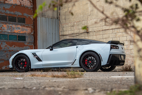 Фото дисков Strasse Wheels R10 Signature Черный сатин на Chevrolet Corvette C7