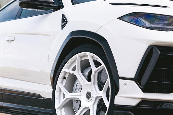 Фото дисков Brixton Forged MW03 Белый глянец на Lamborghini Urus