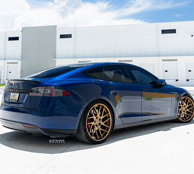 Фото дисков Strasse Wheels SM7T Deep Concave на Tesla Model S