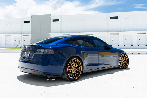 Фото дисков Strasse Wheels SM7T Deep Concave Сатиновая темная бронза на Tesla Model S