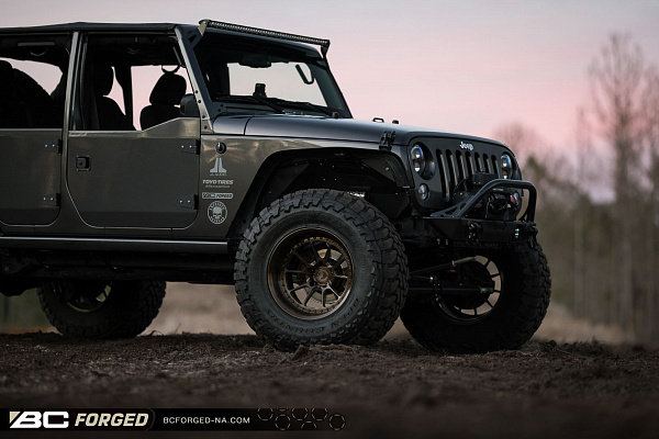 Фото дисков BC Forged LE10 // MLE10 Глянцевая темная бронза на Jeep Wrangler III (JK)