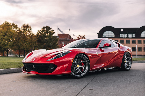 Фото дисков Brixton Forged PF5 Глянцевый темный лак на Ferrari 812
