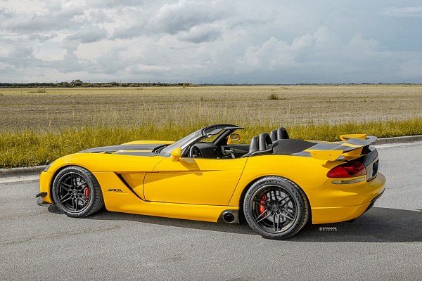 Фото дисков Strasse Wheels SV2-6 Deep Concave FS Черный матовый на Dodge Viper