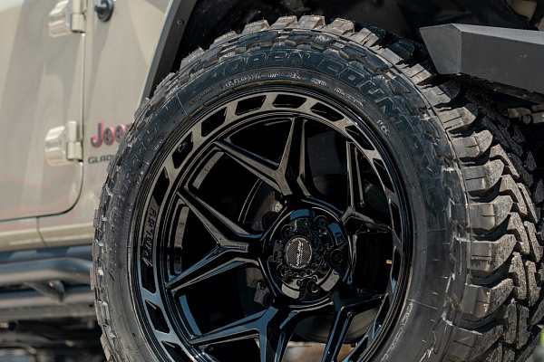 Фото дисков 4PLAY 4P55 Черный глянец на Jeep Gladiator II (JT)
