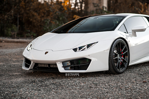 Фото дисков Strasse Wheels SV1 Deep Concave Monoblock Черный глянец на Lamborghini Huracan