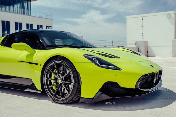 Фото дисков Strasse Wheels SV10 Deep Concave Duoblock Черный глянец на Maserati MC20