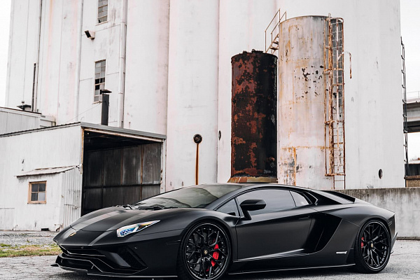 Фото дисков Brixton Forged TR05 Черный глянец на Lamborghini Aventador