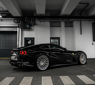 Фото дисков Radi8 R801 2-Piece на Ferrari 812