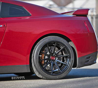 Фото дисков Strasse Wheels R10 Deep Concave FS на Nissan GT-R
