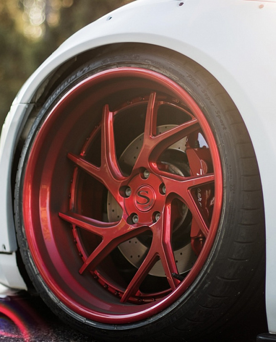 Фото дисков SV67 Красный глянец на Maserati GranTurismo I