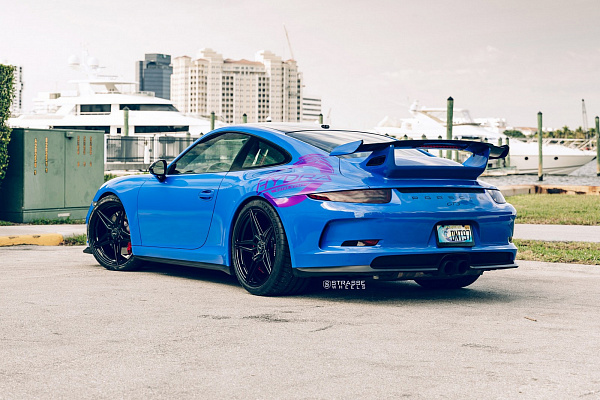 Фото дисков Strasse Wheels SV2 Deep Concave Monoblock Черный глянец на Porsche 911 VII