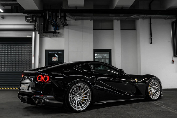 Фото дисков Radi8 R801 2-Piece Полированный лак на Ferrari 812