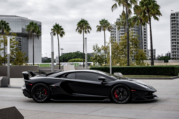 Фото дисков HRE R161 Lightweight Черный глянец на Lamborghini Aventador