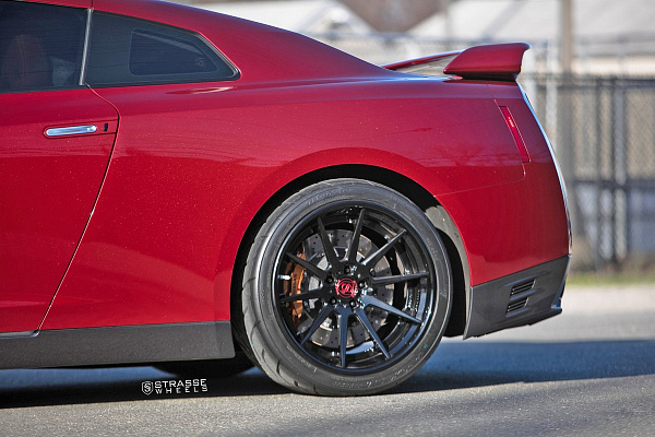 Фото дисков Strasse Wheels R10 Deep Concave FS Черный глянец на Nissan GT-R
