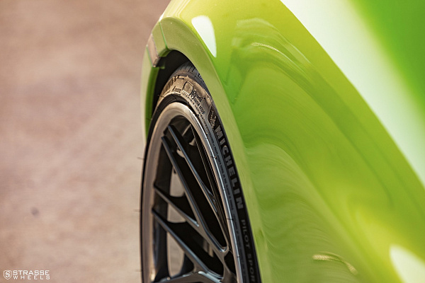 Фото дисков Strasse Wheels SV10M Deep Concave FS Черный глянец на McLaren 720S