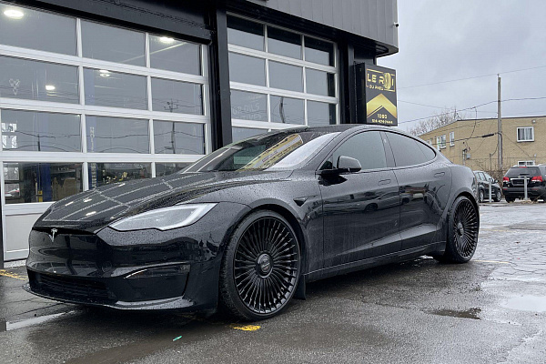 Фото дисков Giovanna Tulum Черный глянец на Tesla Model S