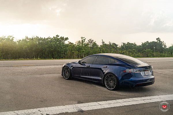Фото дисков Vossen S17-04 Глянцевый графит на Tesla Model S