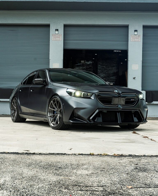 Фото дисков AN22 Глянцевый темный лак на BMW 5/M5 (G60/G90)