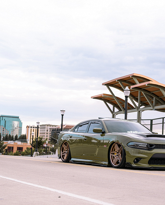 Фото дисков DUKE Глянцевое темное золото на Dodge Charger VII