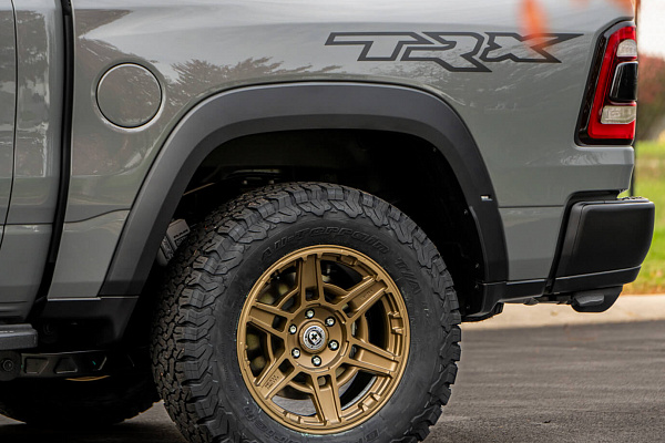 Фото дисков HRE FT1 Сатиновое темное золото на Ram 1500 V