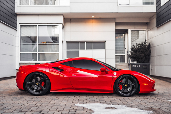 Фото дисков Brixton Forged PF4 Черный глянец на Ferrari 488