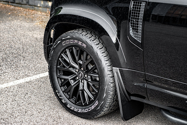 Фото дисков Kahn RS 3.0 Черный сатин на Land Rover Defender II