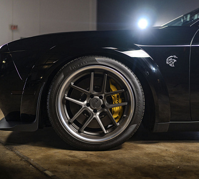 Фото дисков American Racing BISHOP на Dodge Challenger III