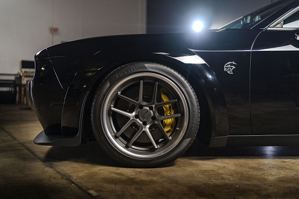 Фото дисков American Racing BISHOP Сатиновый графит на Dodge Challenger III