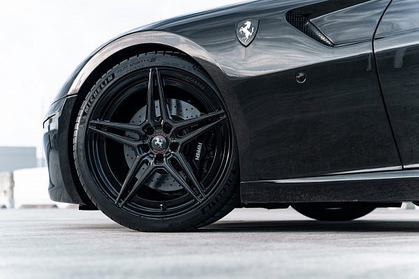 Фото дисков Strasse Wheels SV2 Deep Concave Duoblock Другой цвет на Ferrari 599