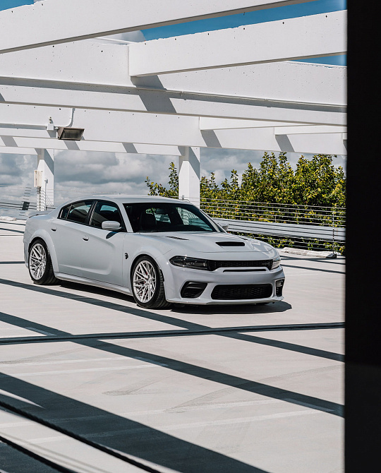 Фото дисков EVO-5R Глянцевый лак на Dodge Charger VII