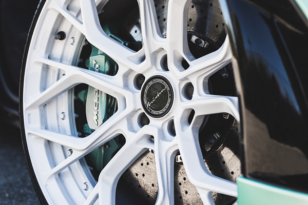 Фото дисков Brixton Forged PF10 Белый глянец на McLaren 720S