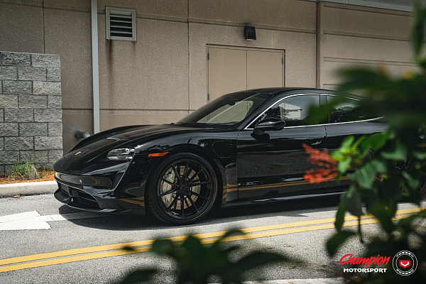 Фото дисков Vossen RS92 Черный глянец на Porsche Taycan I