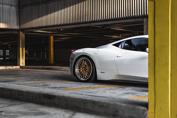 Фото дисков Brixton Forged HS1 Сатиновое золото на Ferrari 458