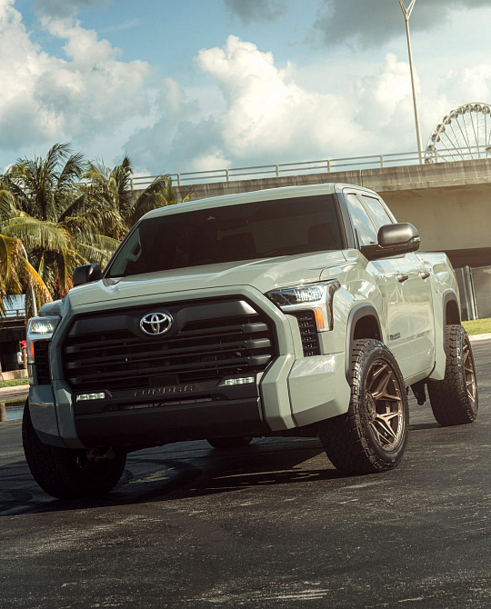 Фото дисков 4P83 Сатиновая бронза на Toyota Tundra III