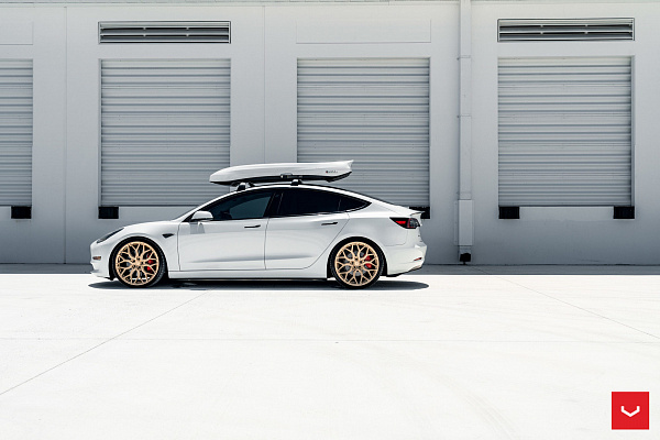 Фото дисков Vossen HF-2 Сатиновое золото на Tesla Model 3
