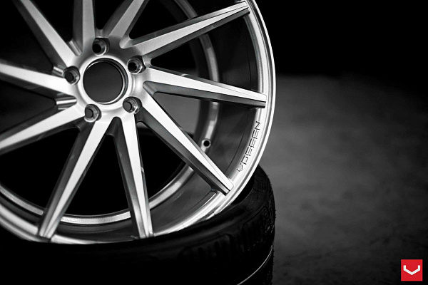 Фото дисков Vossen CVT Серебро на Mercedes-Benz C-Class (W204)