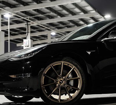 Фото дисков Savini SV-F4 на Tesla Model 3