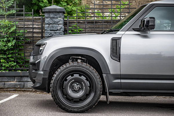 Фото дисков Kahn British Heritage RS Черный сатин на Land Rover Defender II