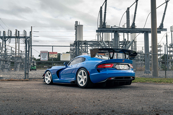 Фото дисков HRE 305M Белый глянец на Dodge Viper