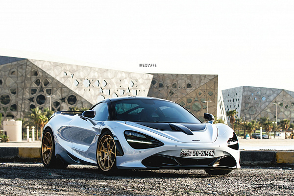 Фото дисков Strasse Wheels SM5R Deep Concave FS Сатиновое золото на McLaren 720S